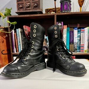 😎Dr. Martens boots women’s 6 black pebbled leather😎preloved by me!🥹💖